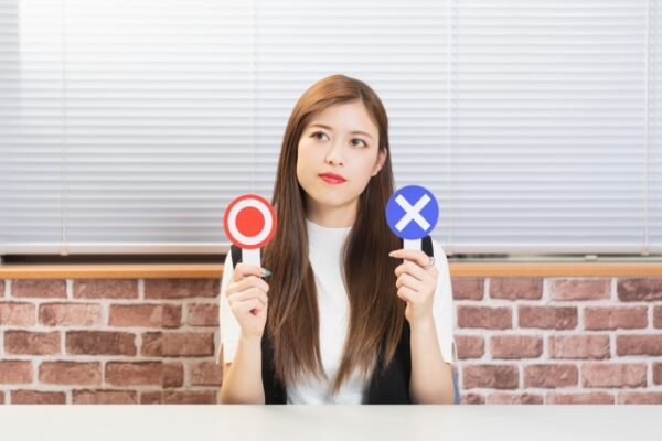 ガールズバーで働く女性