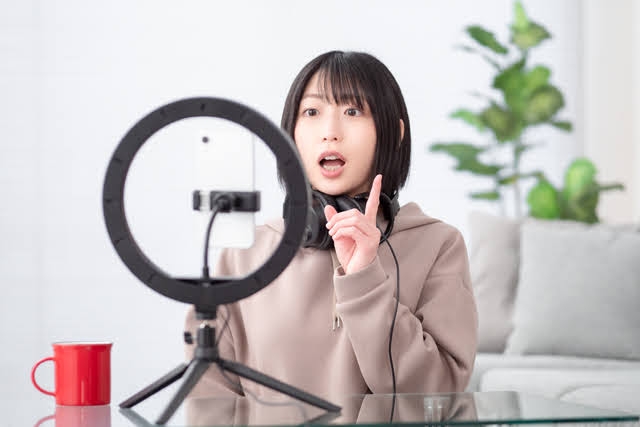 配信で話す女性